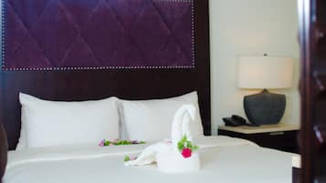 Standard Room, 1 King Bed, Courtyard Area