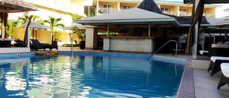 Outdoor pool, pool umbrellas, sun loungers