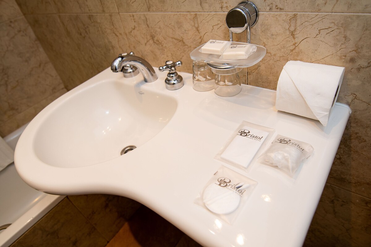 Habitación superior, 2 camas individuales, vistas a la ciudad | Baño | Bañera, artículos de higiene personal gratuitos, secador de pelo y bidé