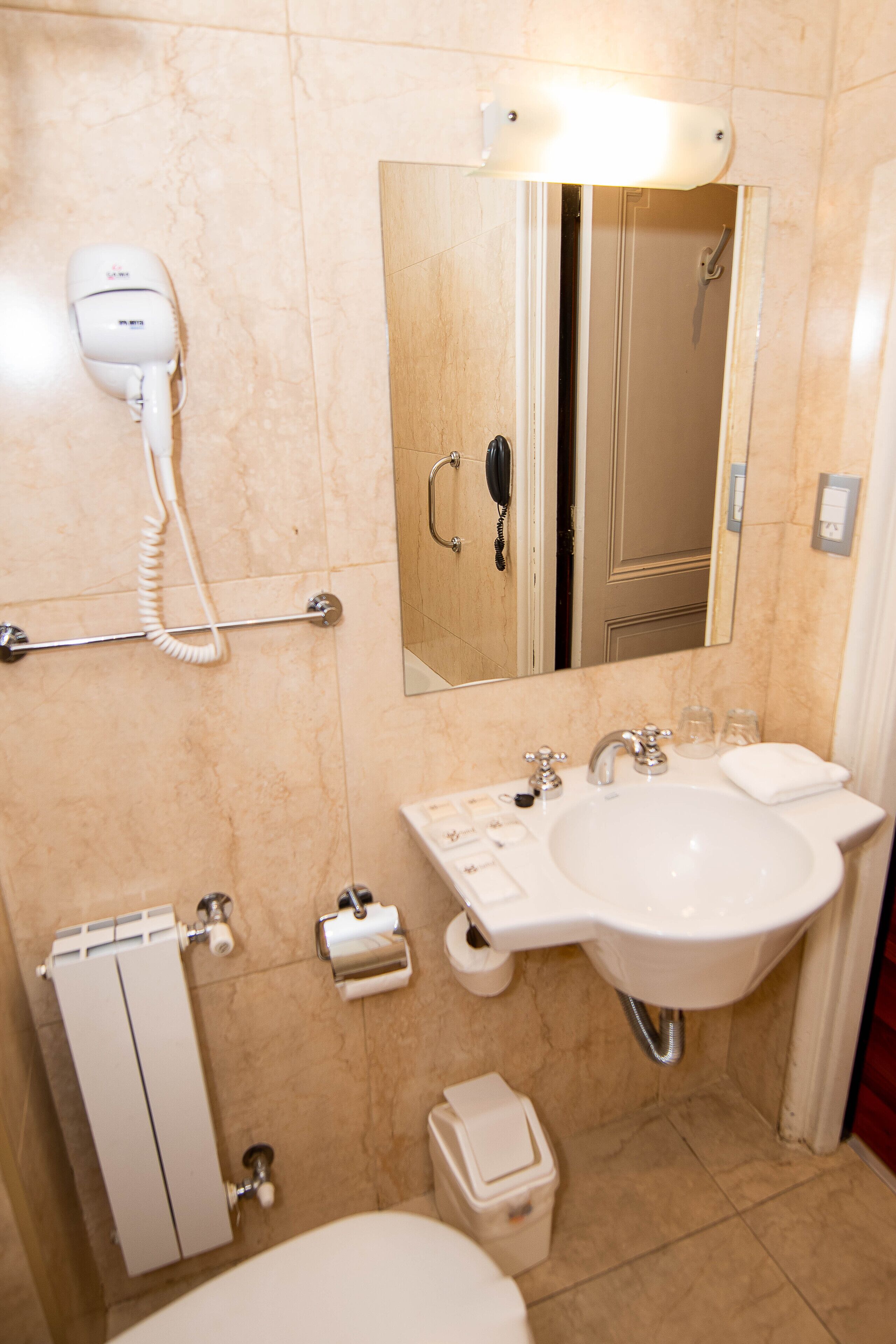 standard room | bathroom | bathtub, free toiletries, hair dryer, bidet