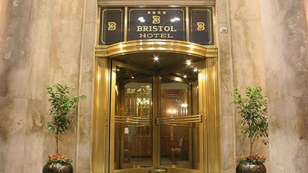 The entrance of the Bristol Hotel with a prominent sign above the doors. - Bristol (Buenos Aires)