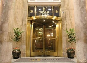 The entrance of the Bristol Hotel with a prominent sign above the doors. - Bristol (Buenos Aires)