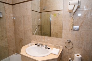 Standard Room, 2 Single Beds, City View | Bathroom