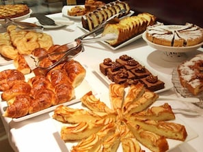 A variety of pastries and desserts displayed on a table. - Bristol (Buenos Aires)