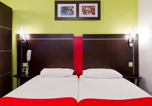 Premium bedding, in-room safe, desk, soundproofing - Enzo Hotels Reims Tinqueux (Tinqueux)