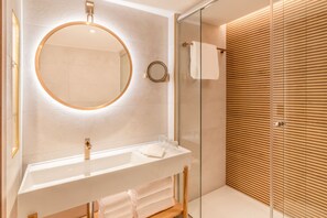 Superior Room, 2 Double Beds (North Wing) | Badezimmer