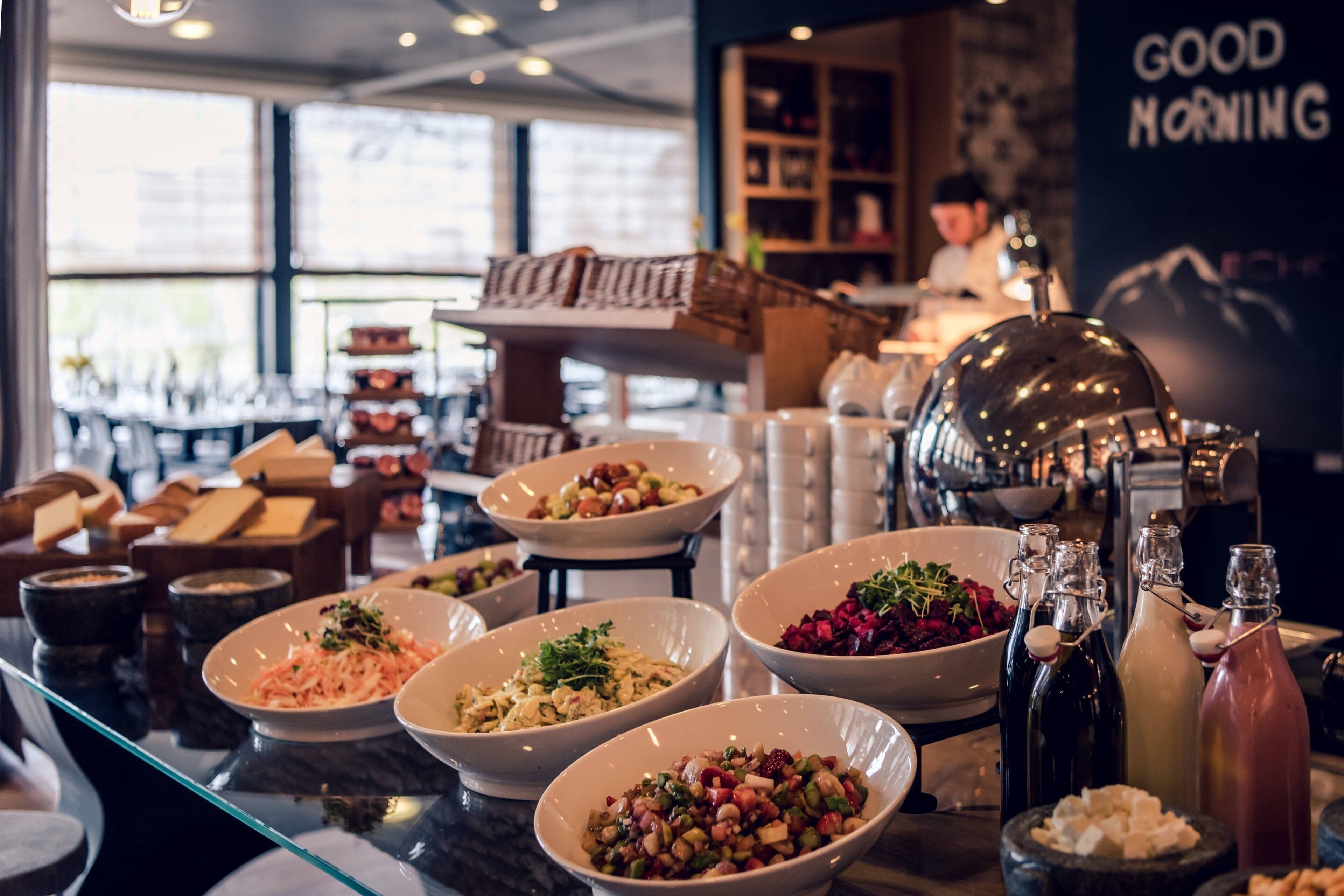 Un buffet proposant une variété de plats et de boissons.