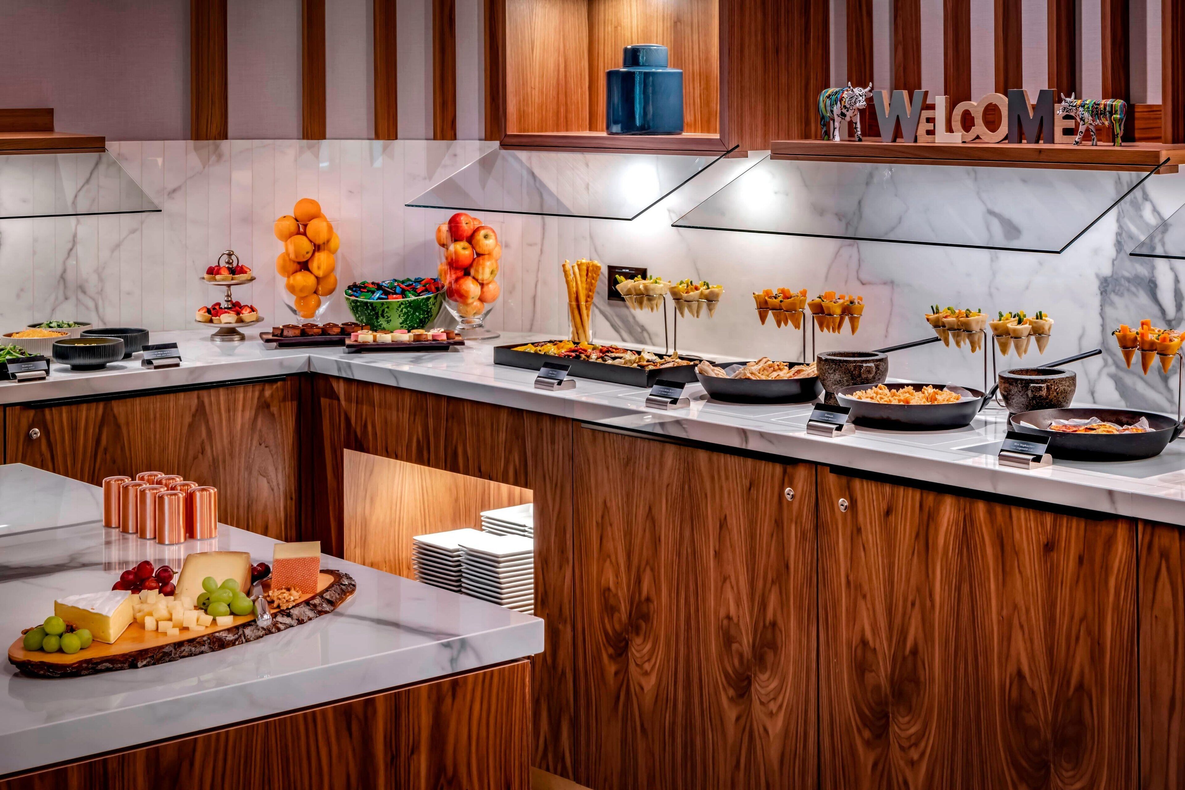 junior suite, 1 double bed | lounge | serves lunch and dinner