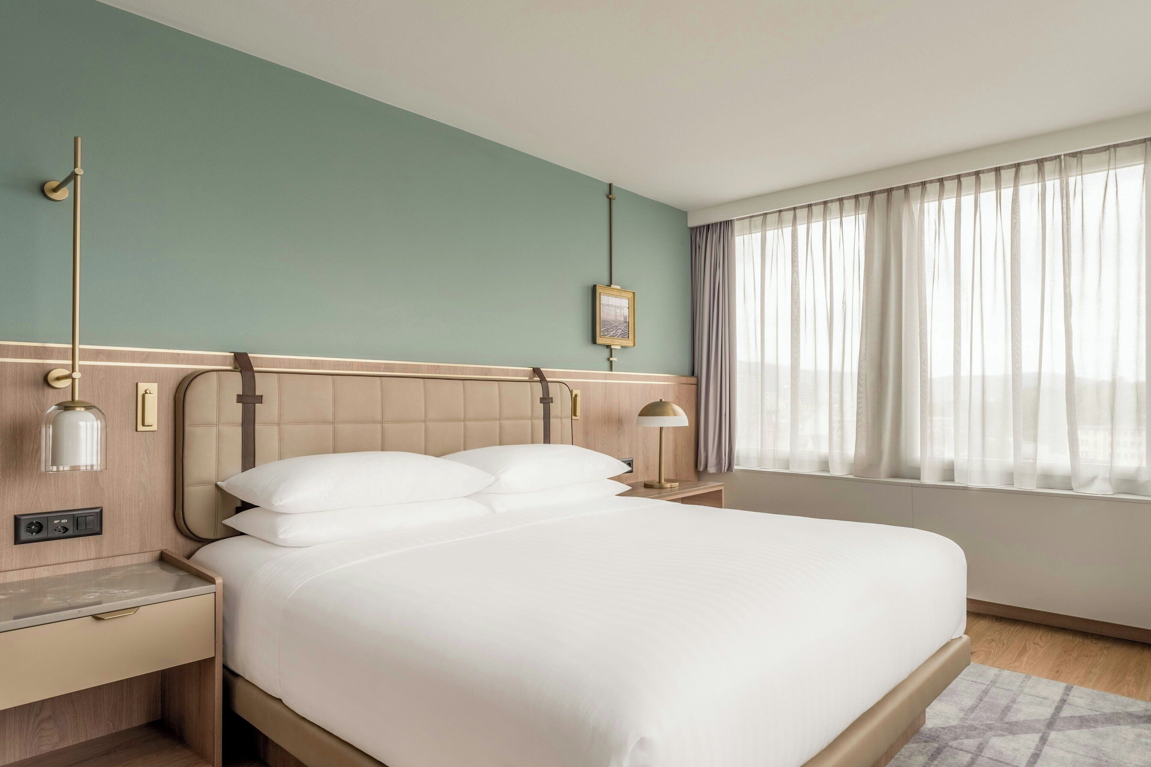 Junior-sviitti, 1 parisänky | Ylelliset vuodevaatteet, untuvapeitot, pillowtop-patjalliset sängyt