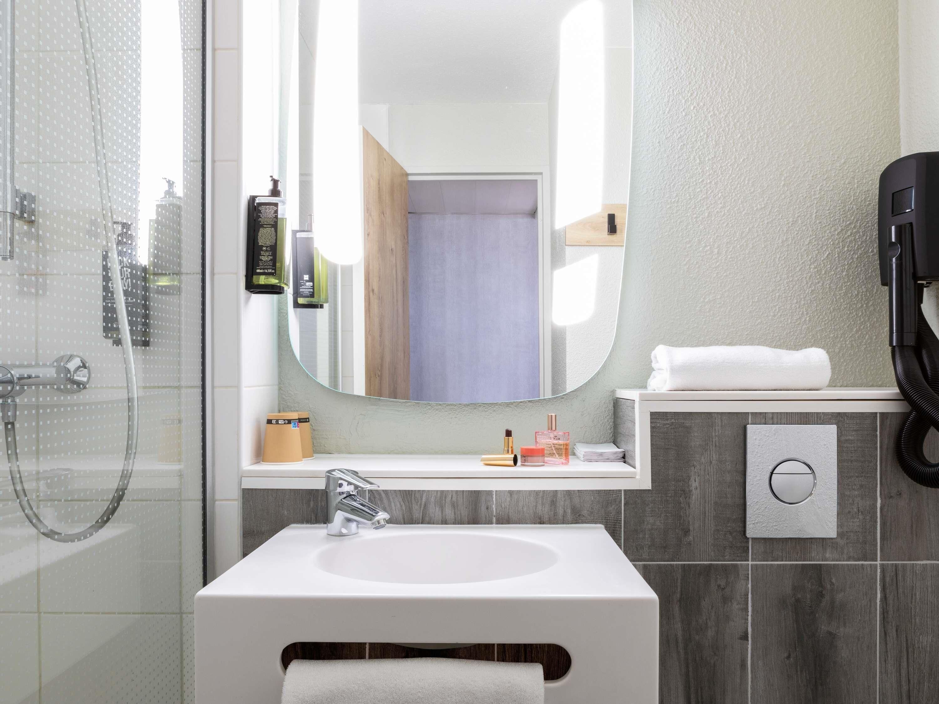 Hochwertige Bettwaren, Schreibtisch, schallisolierte Zimmer