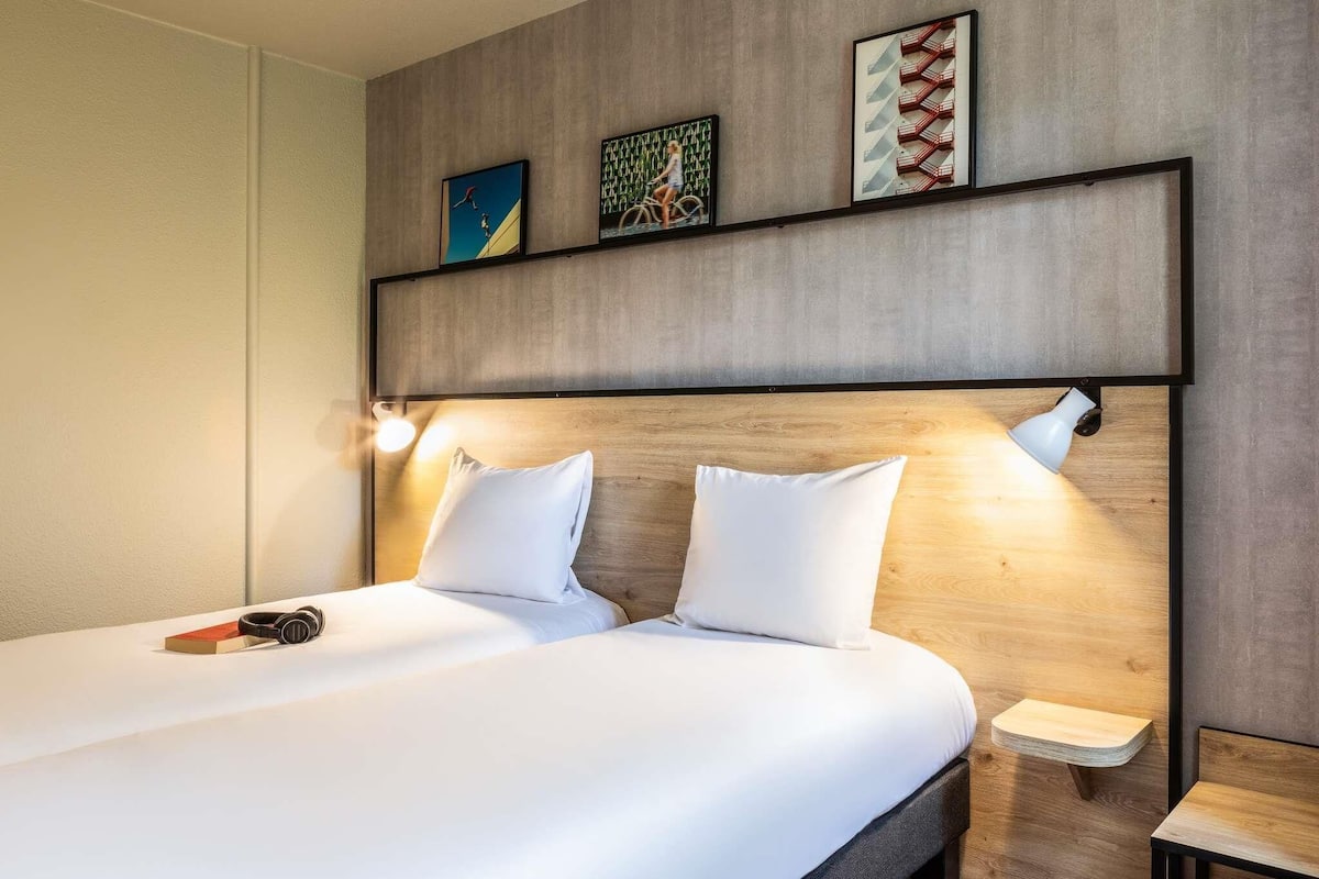 Standard Room, 2 Twin Beds | Premium bedding, desk, soundproofing, iron/ironing board