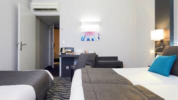 Escritorio y espacio para trabajar con laptop