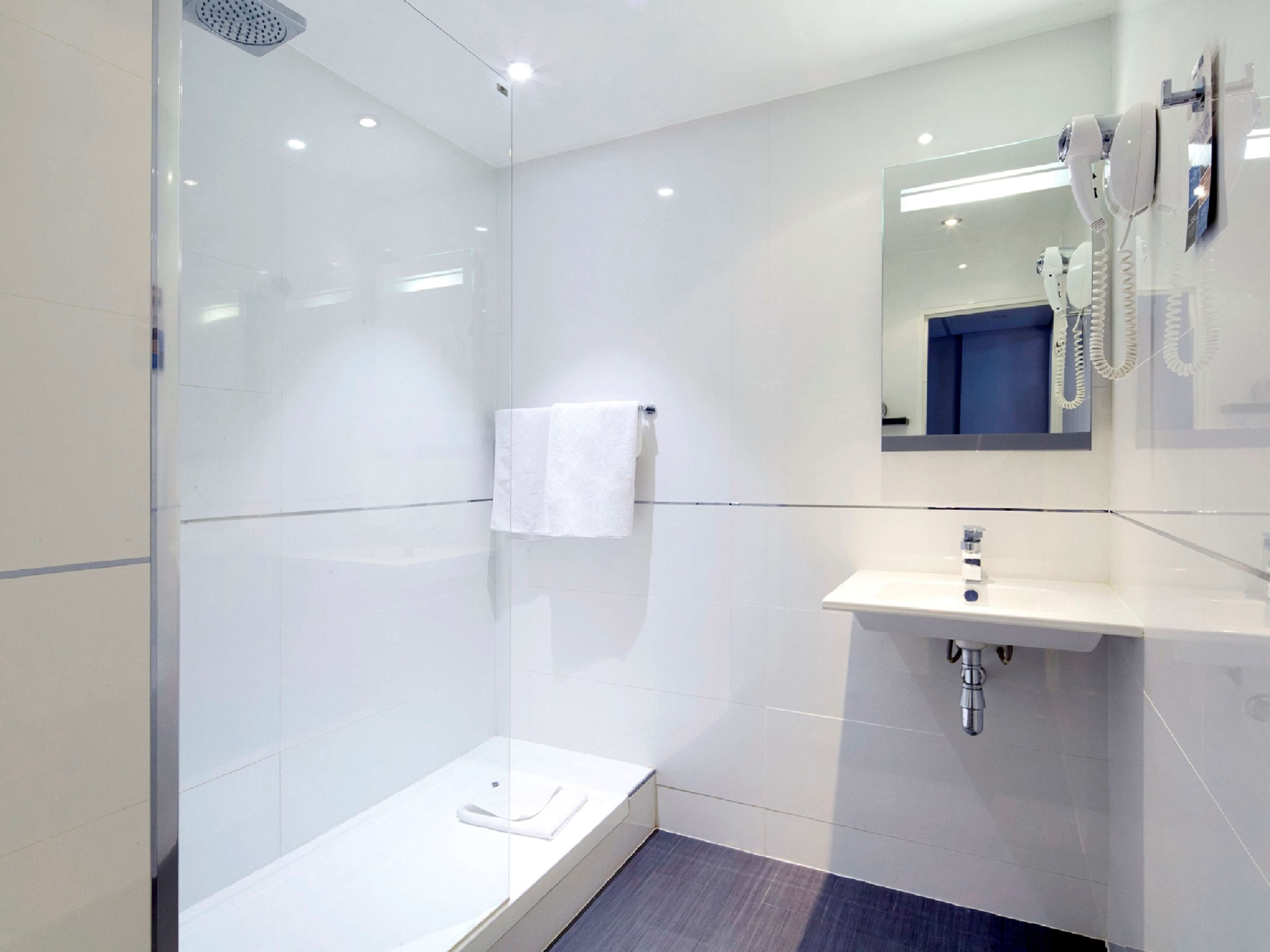 combined shower/bathtub, eco-friendly toiletries, hair dryer, towels