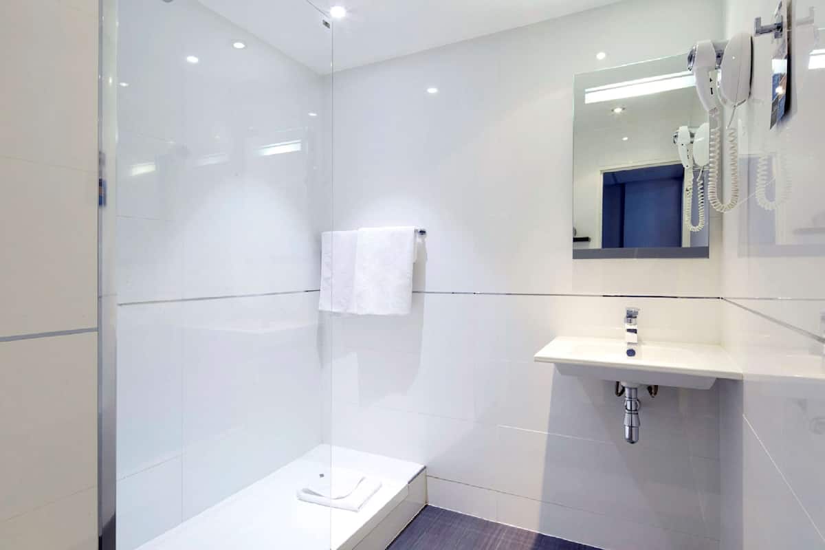 combined shower/bathtub, eco-friendly toiletries, hair dryer, towels