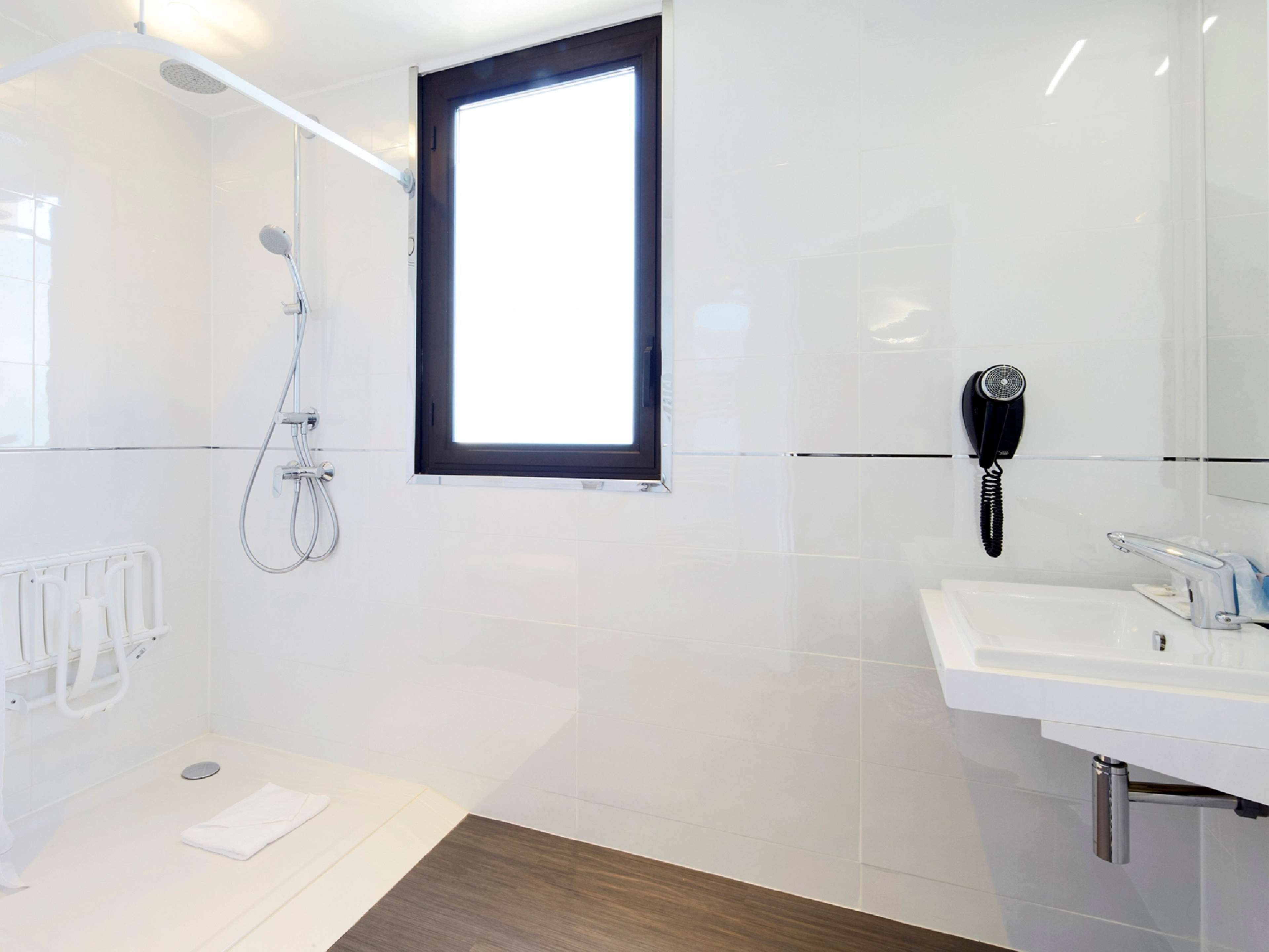 desk, soundproofing, free cots/infant beds, wifi