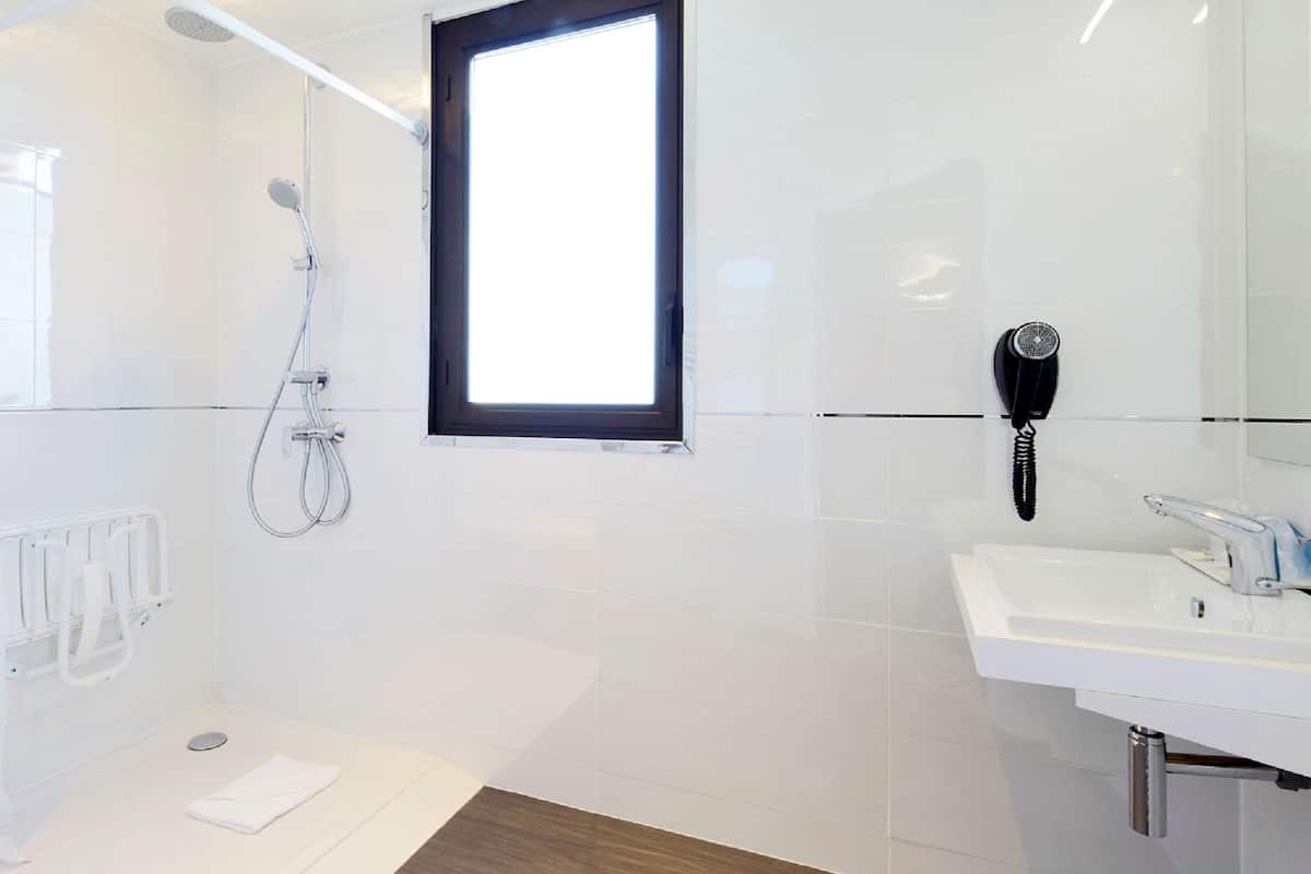 desk, soundproofing, free cots/infant beds, wifi