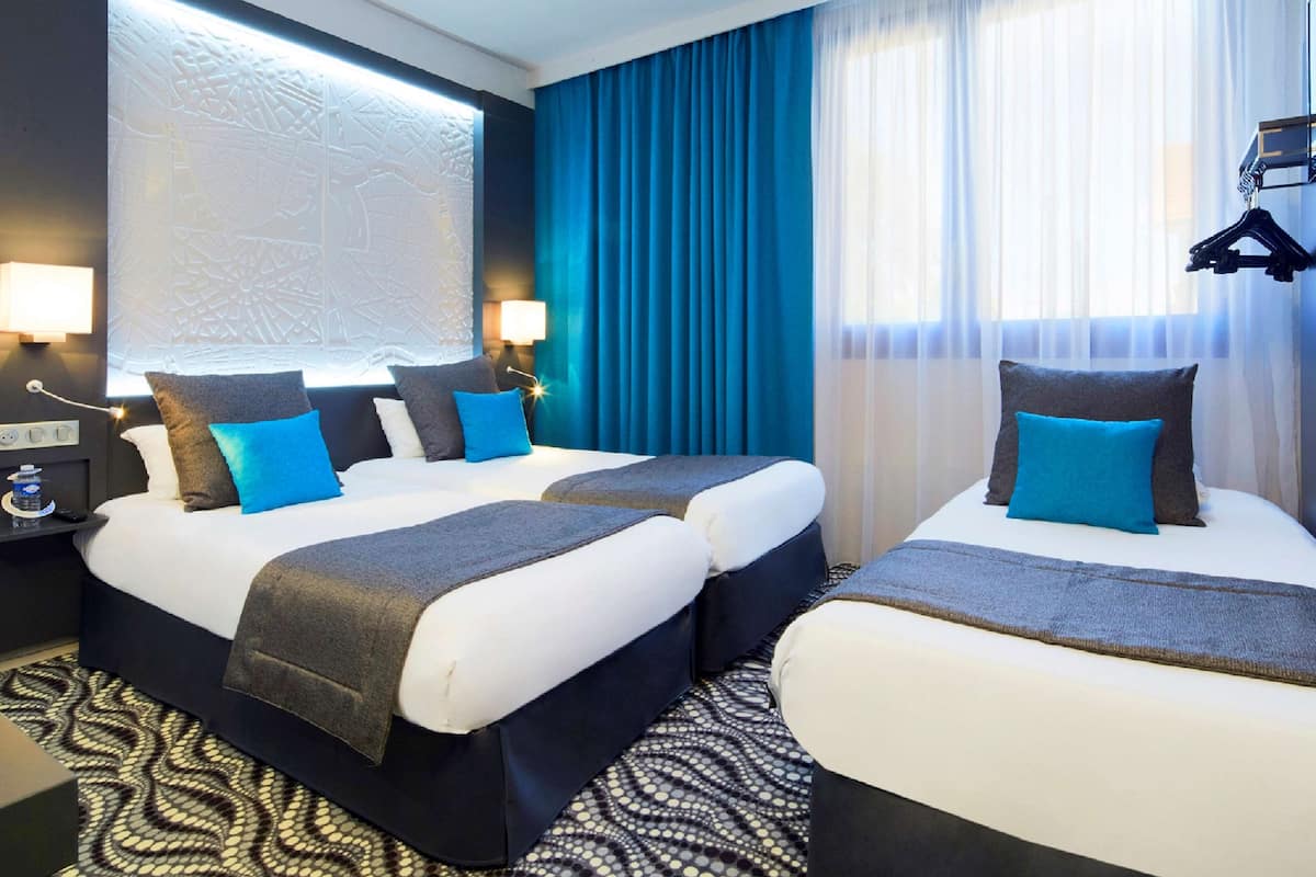 desk, soundproofing, free cots/infant beds, wifi