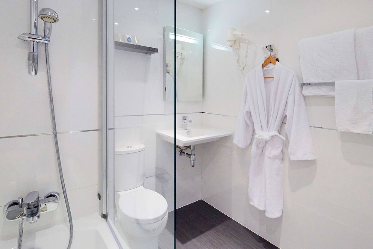 combined shower/bathtub, eco-friendly toiletries, hair dryer, towels