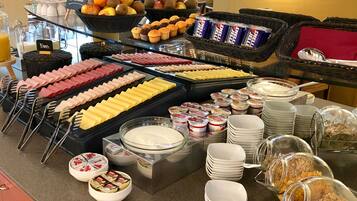 Dagelijks ontbijtbuffet (EUR 17.50 per persoon)