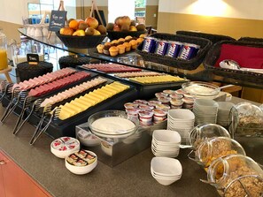 Colazione a buffet, servita tutte le mattine (17.50 EUR a persona)