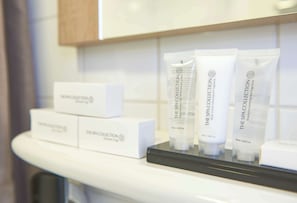 Shower, free toiletries, hair dryer, towels - Prinsen Hotel (Amsterdam)