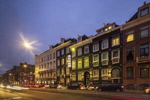 Fachada de la propiedad por la tarde o noche