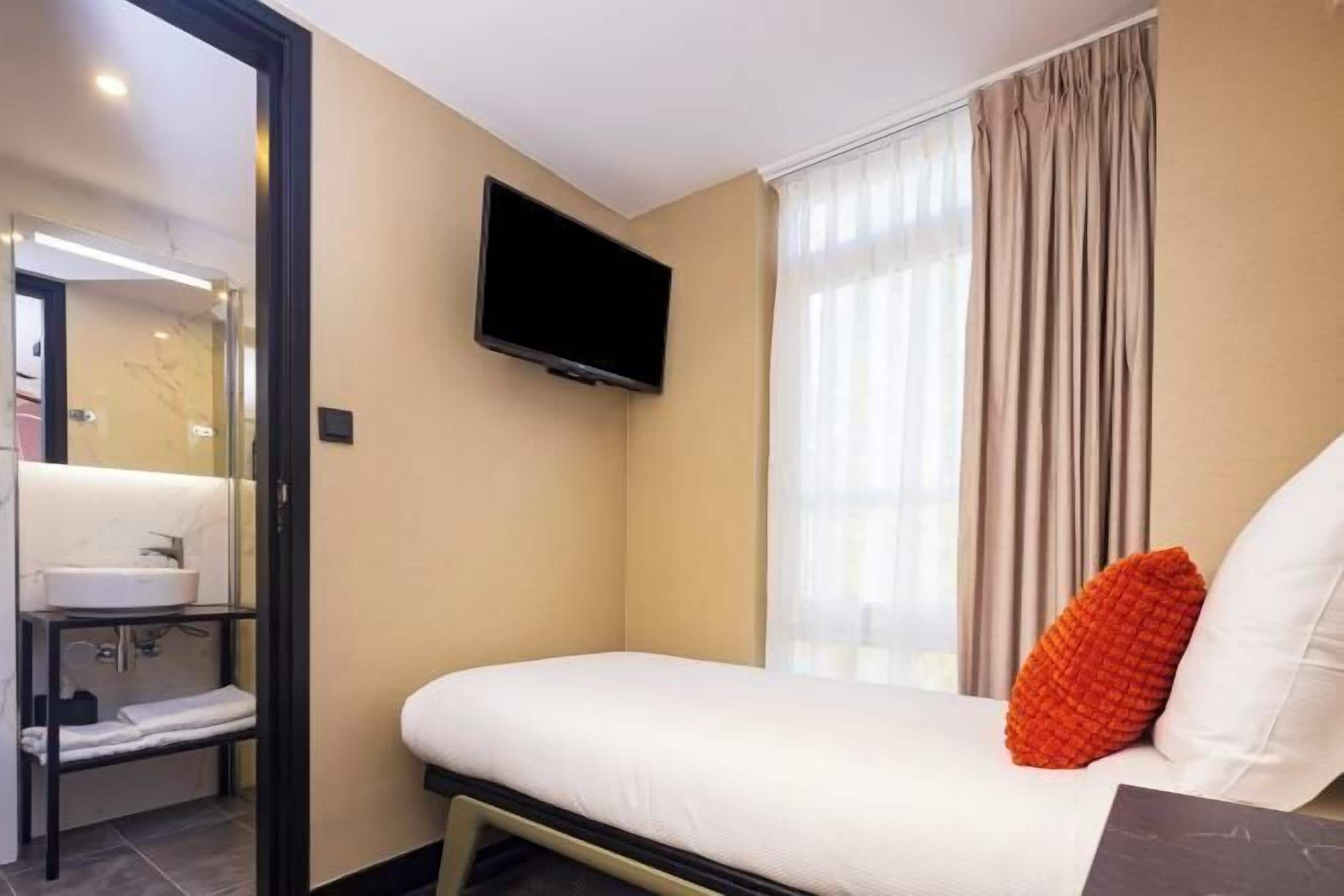 ตู้นิรภัยในห้องพัก, โต๊ะทำงาน, พื้นที่ทำงานแบบใช้แล็ปท็อป, ผ้าม่านกันแสง