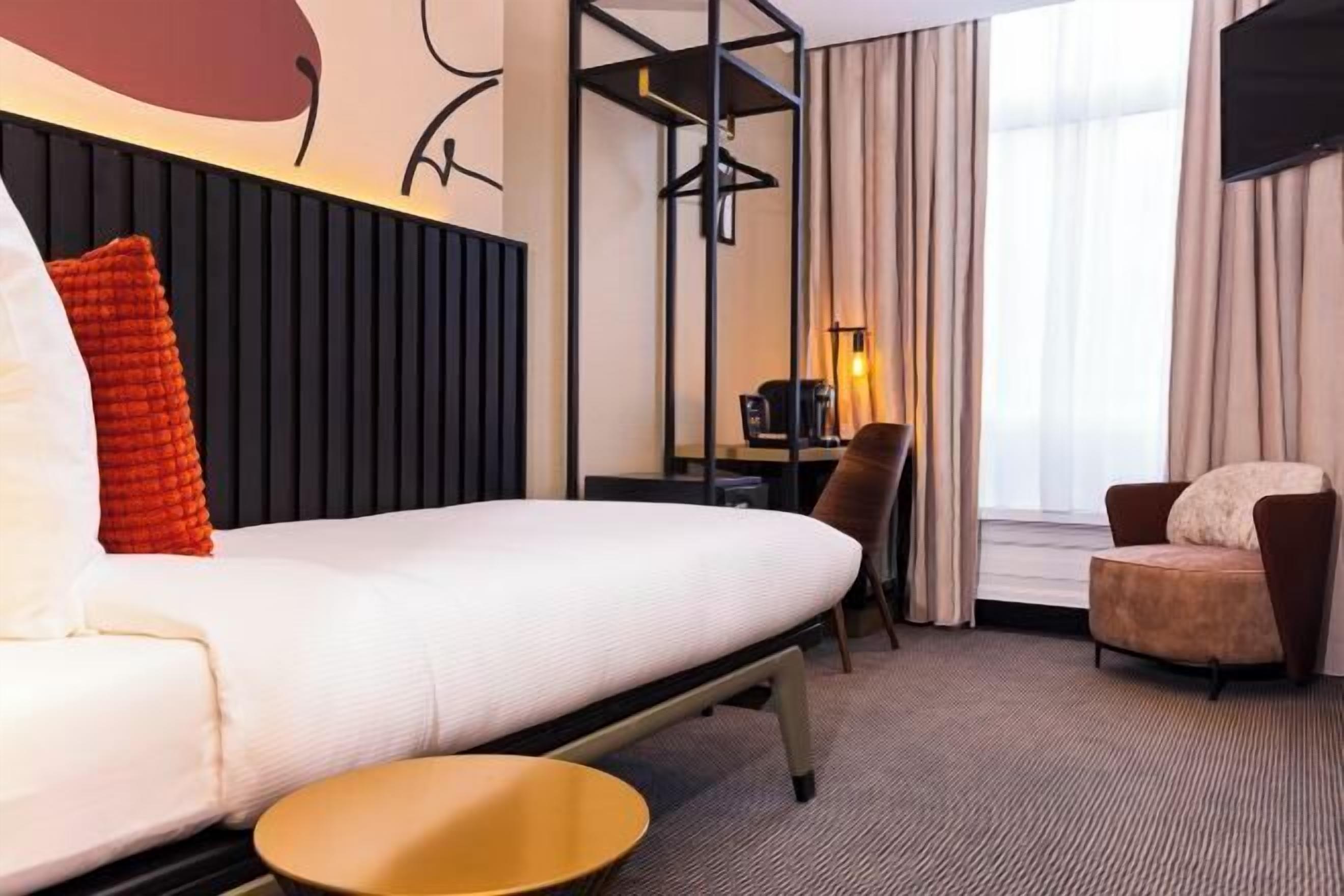 ตู้นิรภัยในห้องพัก, โต๊ะทำงาน, พื้นที่ทำงานแบบใ ช้แล็ปท็อป, ผ้าม่านกันแสง