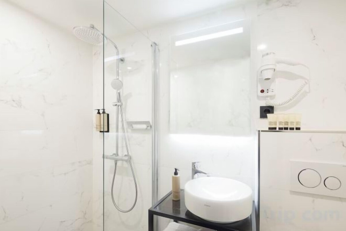 Shower, rainfall showerhead, free toiletries, hair dryer