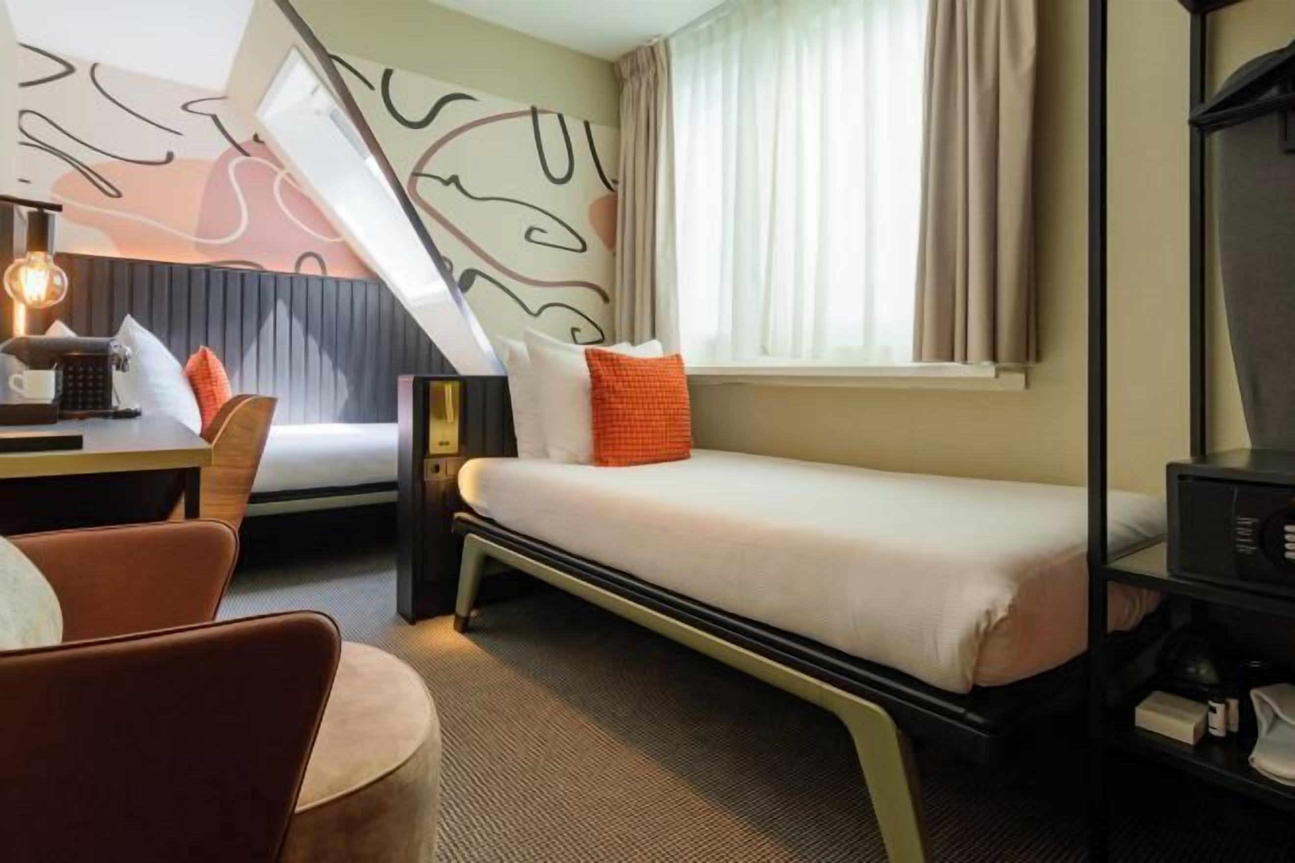 ตู้นิรภัยในห้องพัก, โต๊ะทำงาน, พื้นที่ทำงานแบบใช้แล็ปท็อป, ผ้าม่านกันแสง