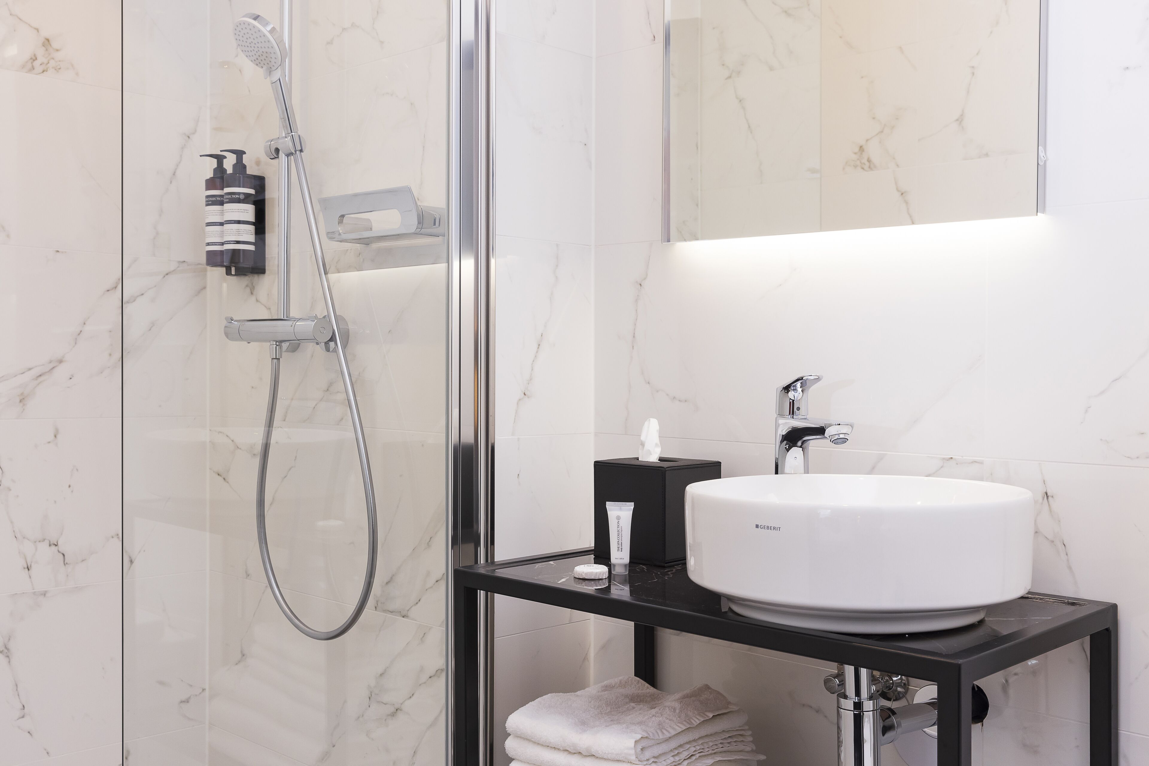 shower, rainfall showerhead, free toiletries, hair dryer