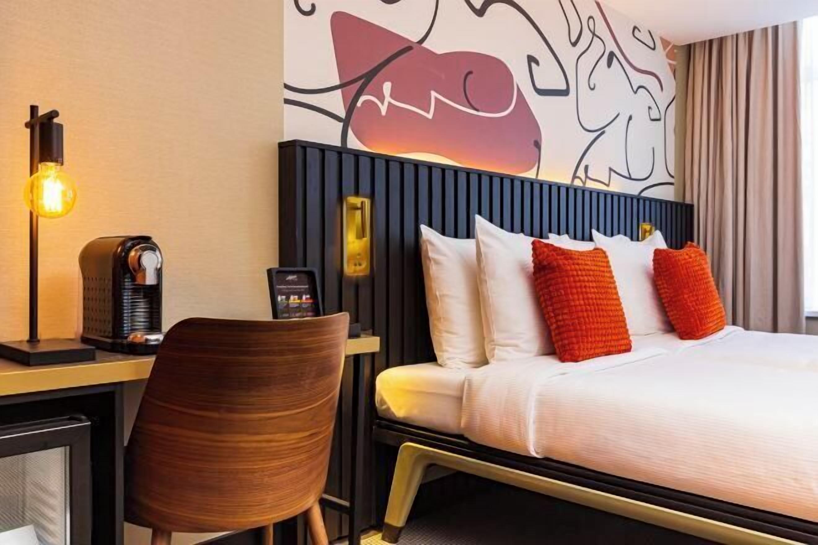 ตู้นิรภัยในห้องพัก, โต๊ะทำงาน, พื้นที่ทำงานแบบใช้แล็ปท็อป, ผ้าม่านกันแสง