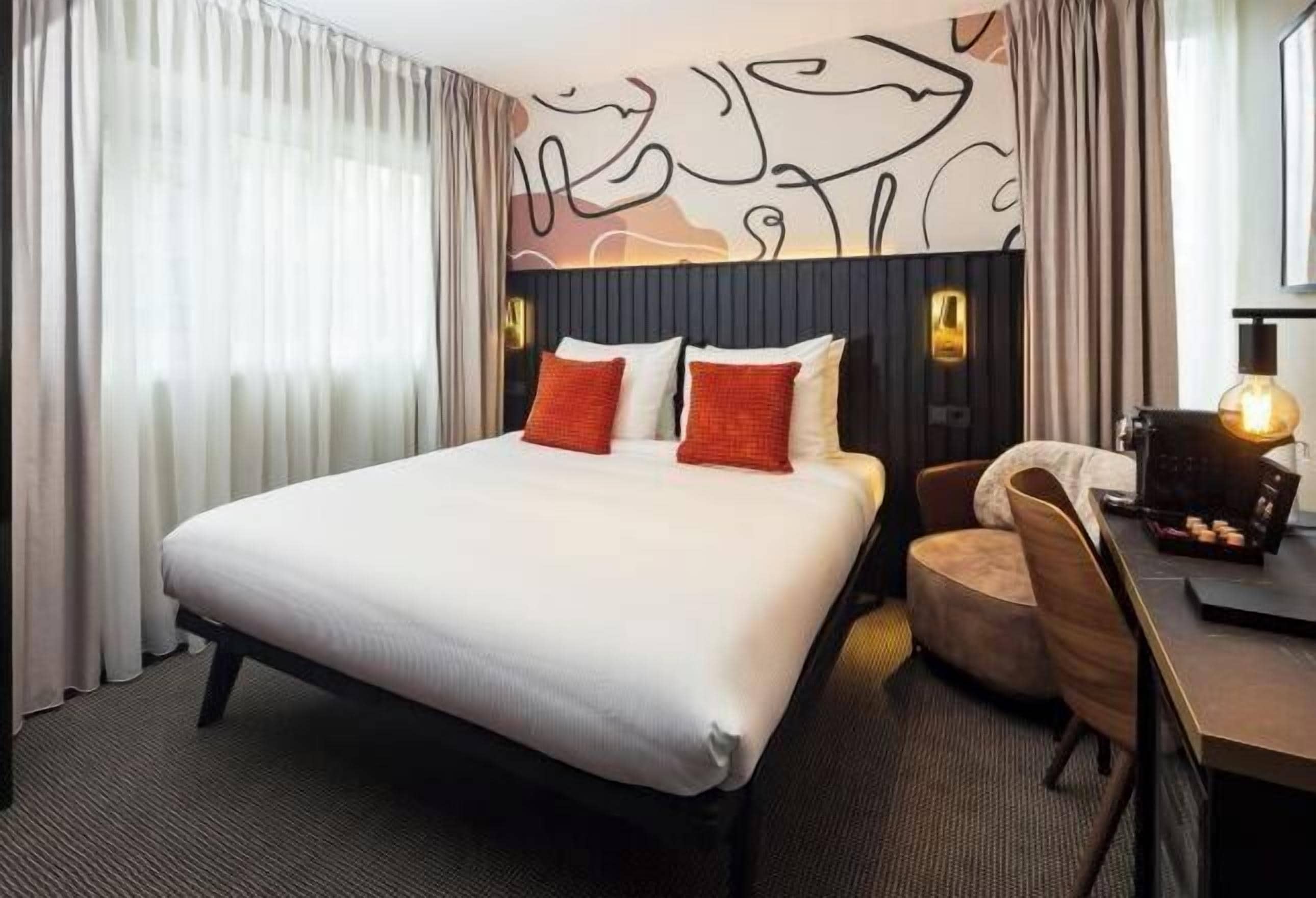 ตู้นิรภัยในห้องพัก, โต๊ะทำงาน, พื้นที่ทำงานแบบใช้แล็ปท็อป, ผ้าม่านกันแสง