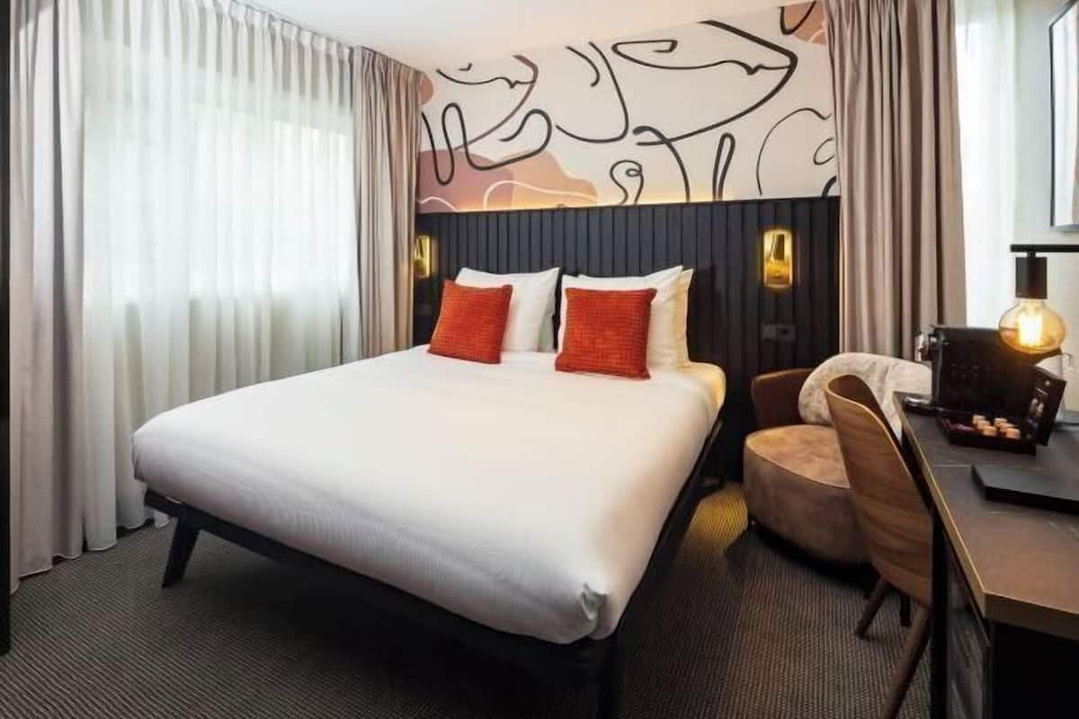 In-room safe, desk, laptop workspace, blackout curtains