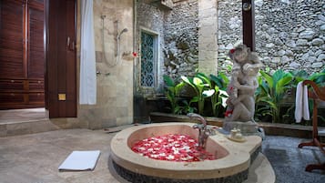 Separate tub and shower, deep soaking tub, free toiletries, hair dryer