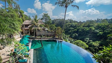 Piscine extérieure, parasols de plage, chaises longues
