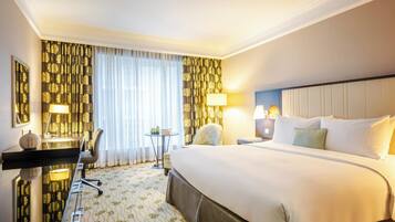 Allergitestet sengetøy, safe på rommet, skrivebord og blendingsgardiner