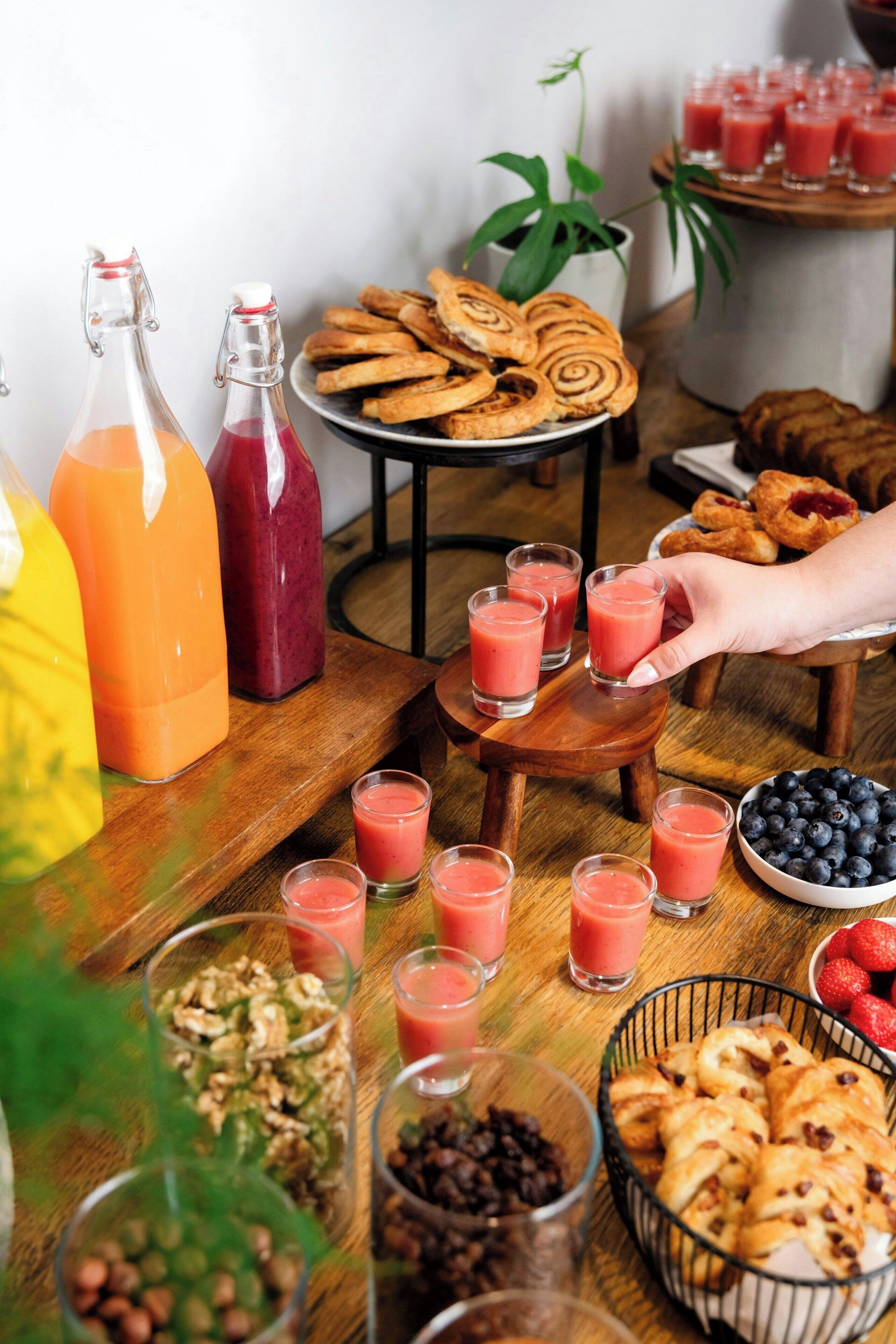 Una mesa de desayuno con diversos alimentos y bebidas.