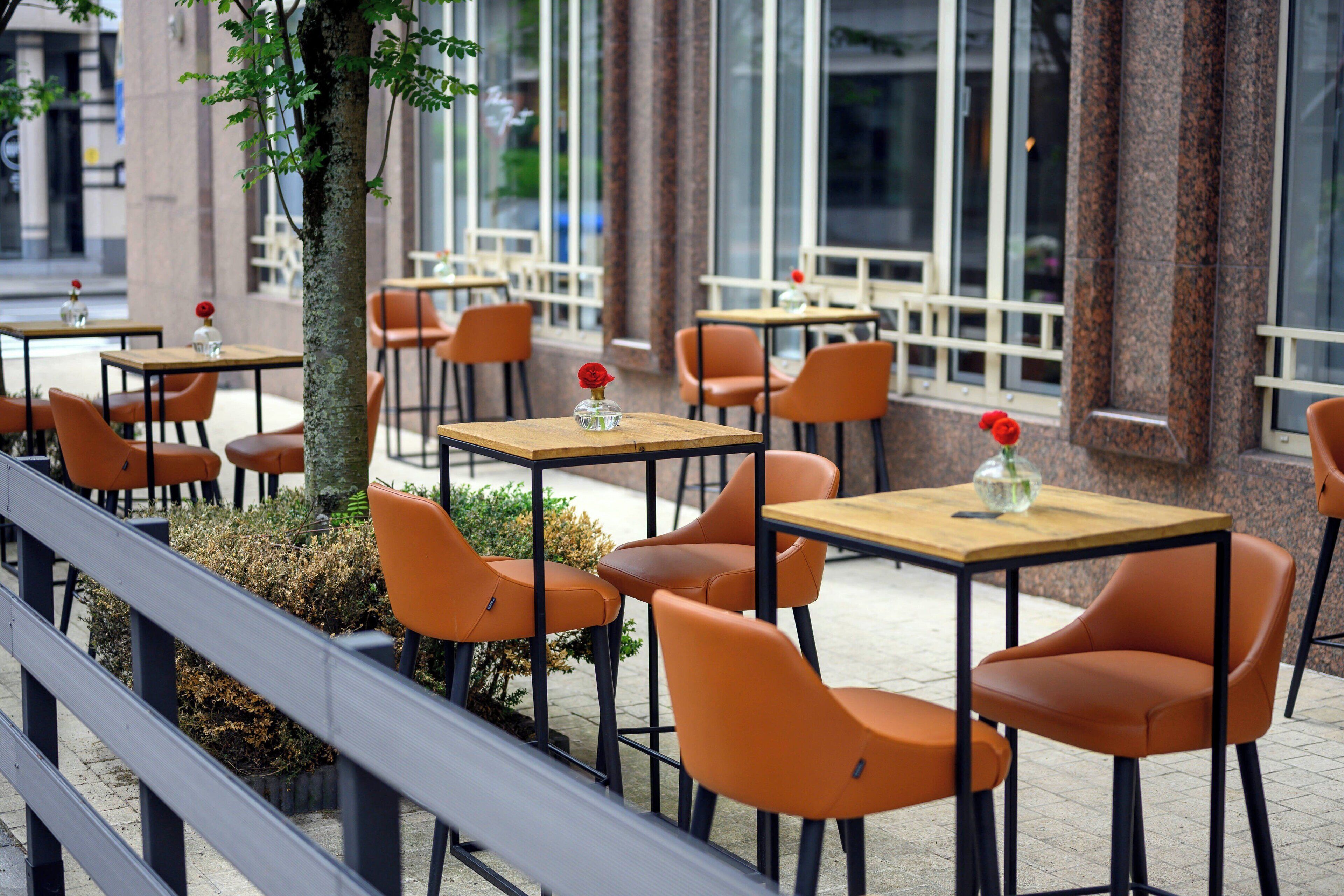 breakfast, lunch, dinner served; international cuisine