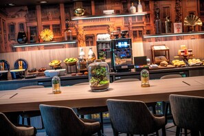 Petit déjeuner buffet (29 EUR par personne)