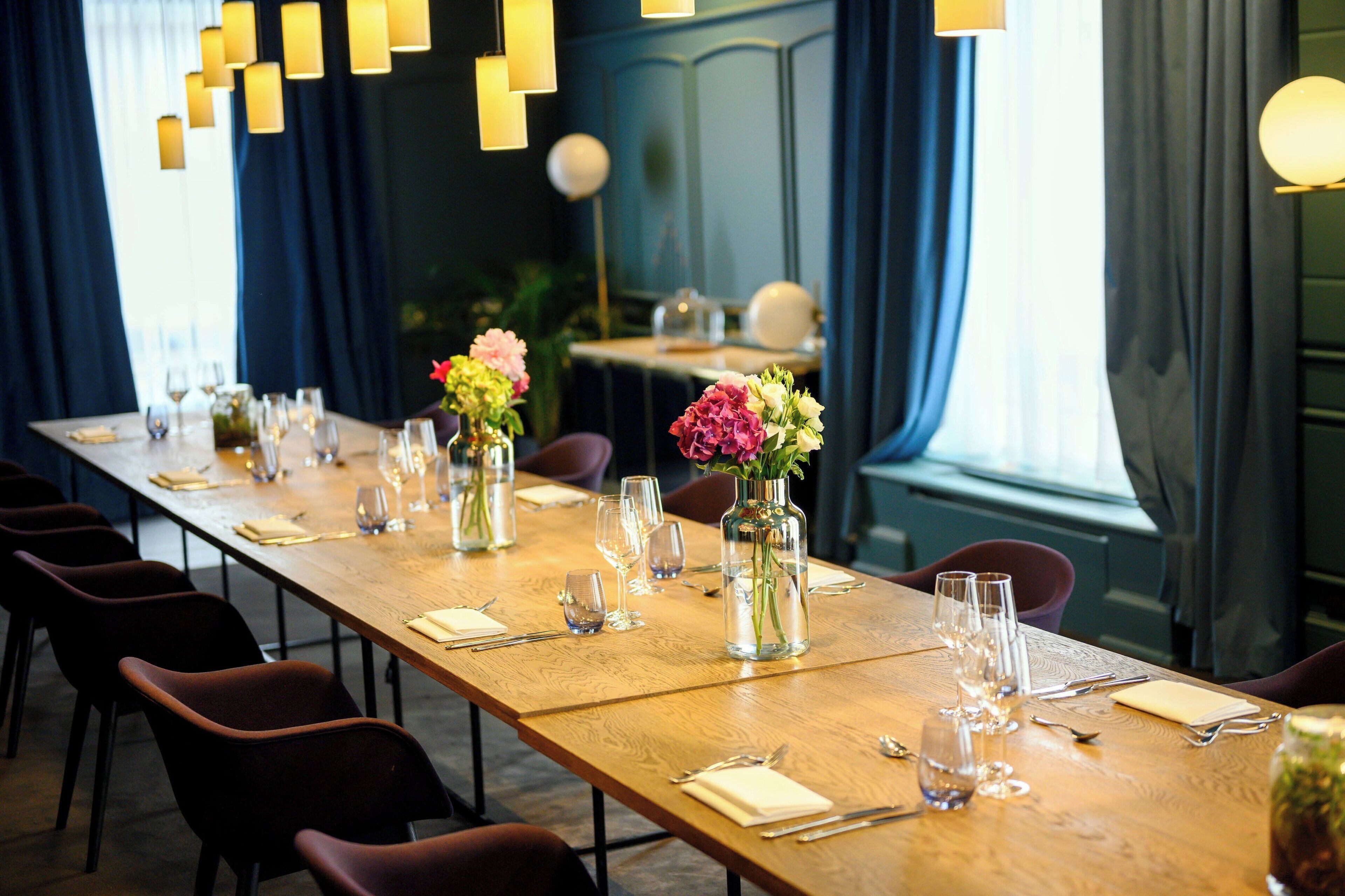 breakfast, lunch, dinner served; international cuisine