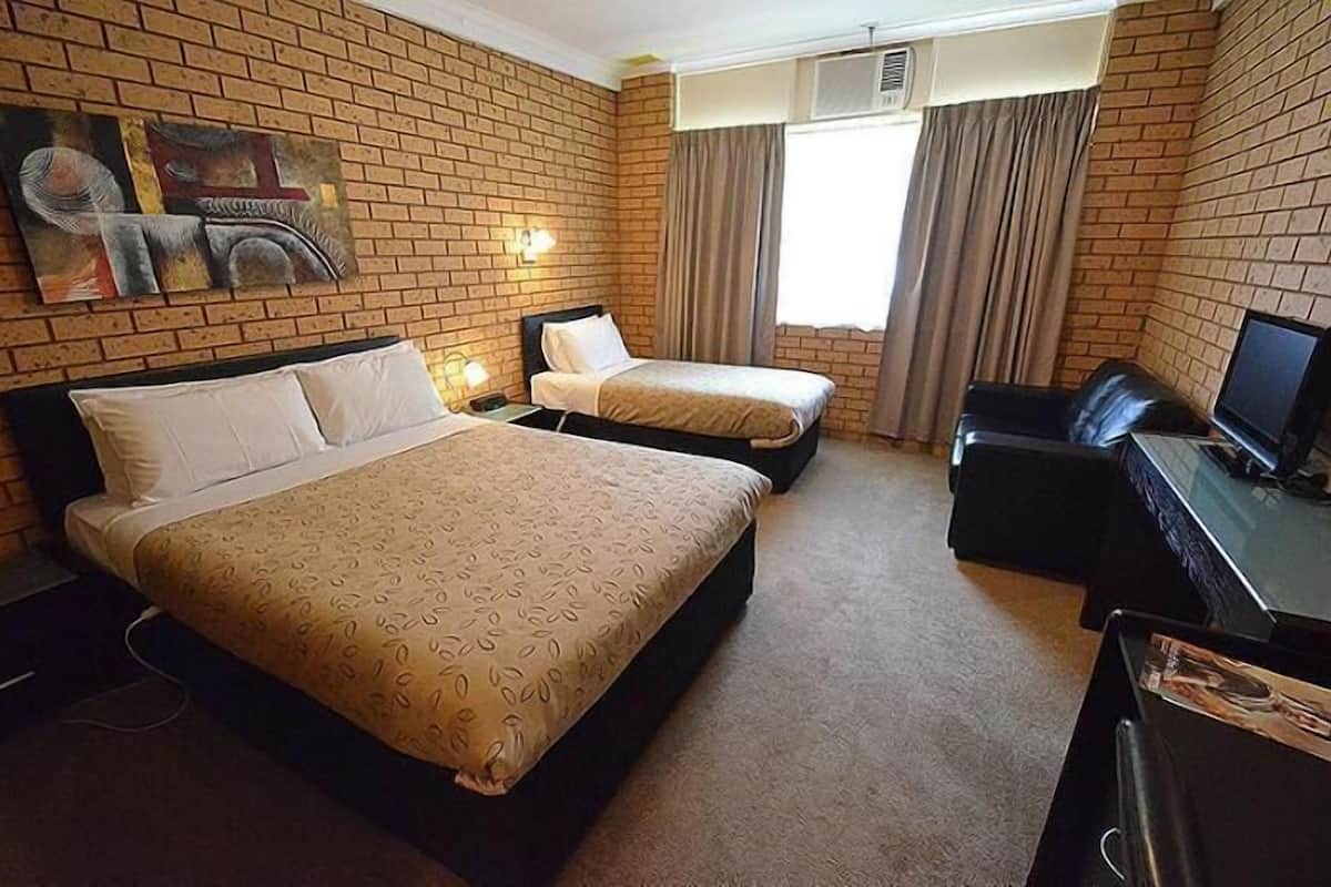 Individually furnished, desk, iron/ironing board, free WiFi