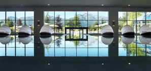 Innenpool, Außenpool, Sonnenschirme, Liegestühle