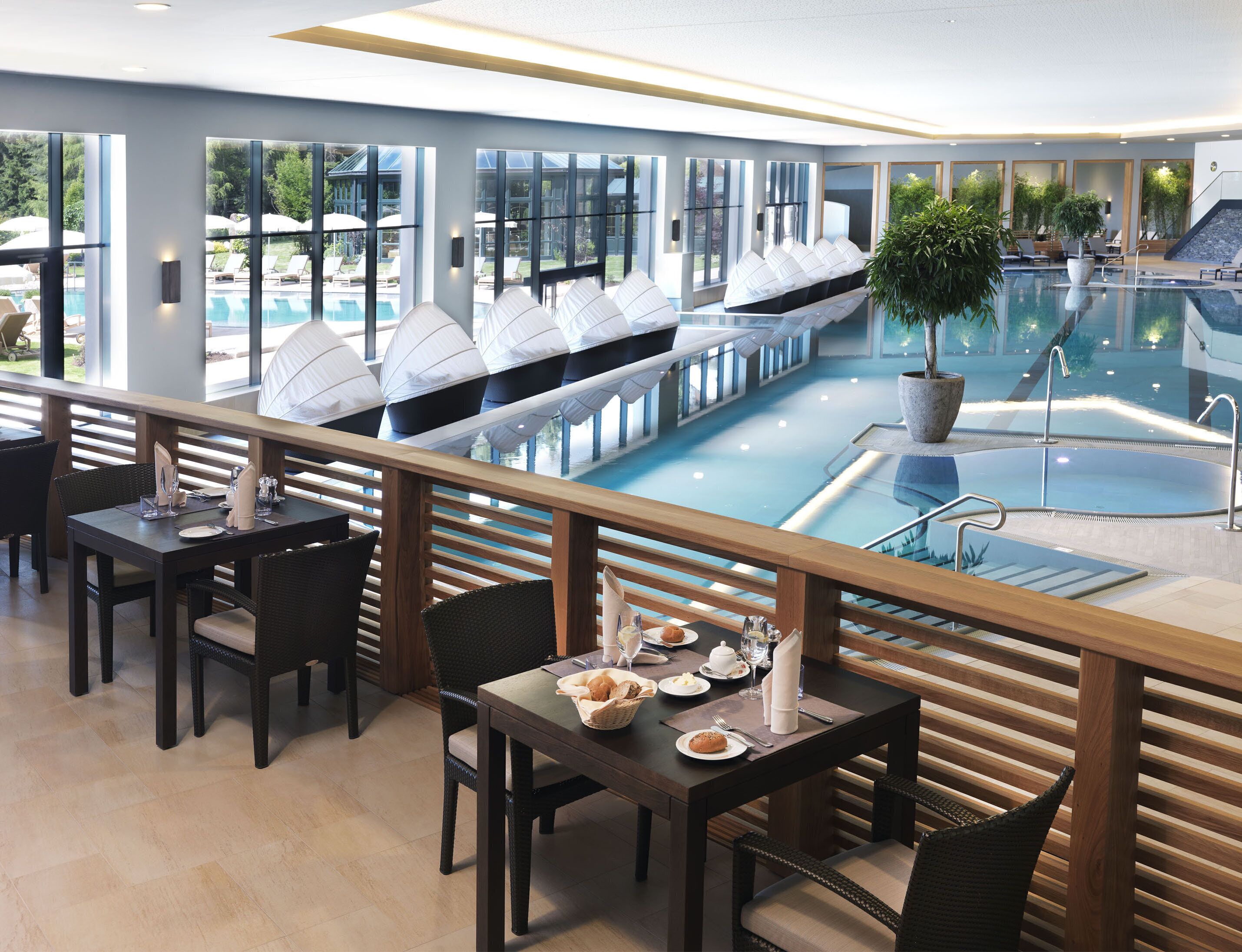 3 restaurants, breakfast, lunch, dinner served; international cuisine