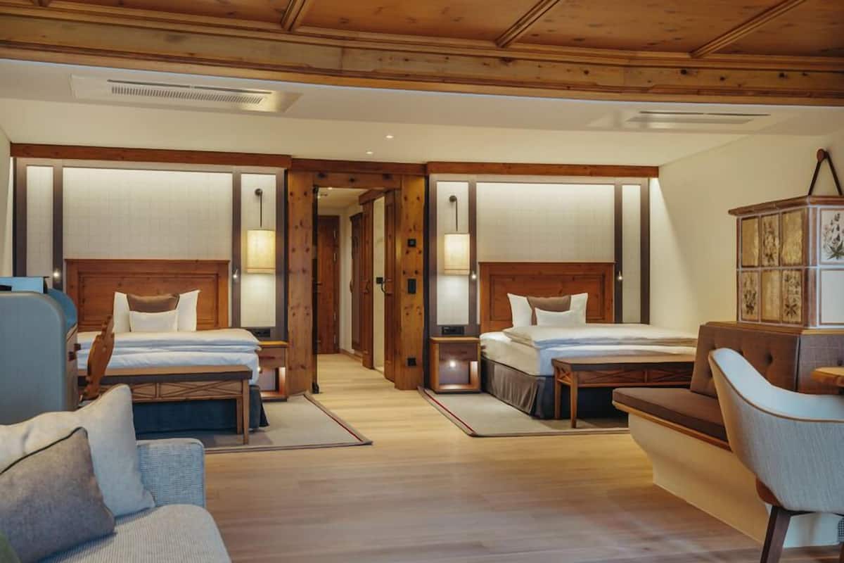 Chambre Deluxe avec lits jumeaux, 2 chambres, balcon, vue montagne | Literie de qualité supérieure, couette en duvet d'oie, minibar