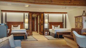 Deluxe-Zweibettzimmer, 2 Schlafzimmer, Balkon, Bergblick | Hochwertige Bettwaren, Daunenbettdecken, Minibar, Zimmersafe