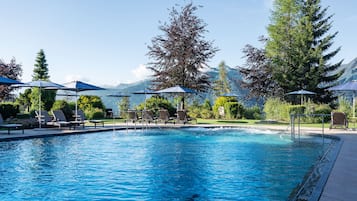 Innenpool, Außenpool, Sonnenschirme, Liegestühle