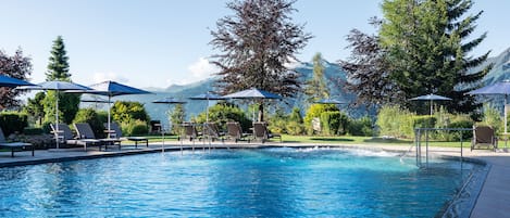 Inomhuspool, utomhuspool, parasoller och solstolar