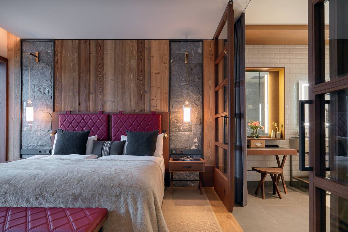 Suite panorámica, 2 habitaciones, patio, vista a la montaña (Deluxe) | Ropa de cama de alta calidad, edredón y minibar 