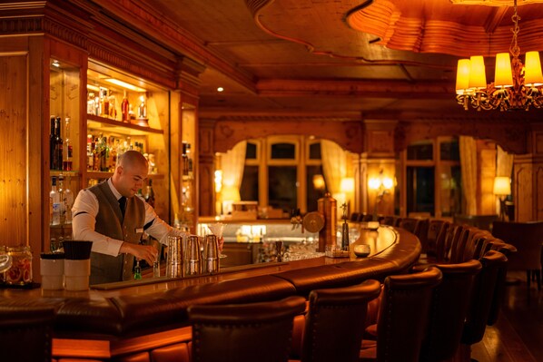 2 bars/lounges, poolside bar